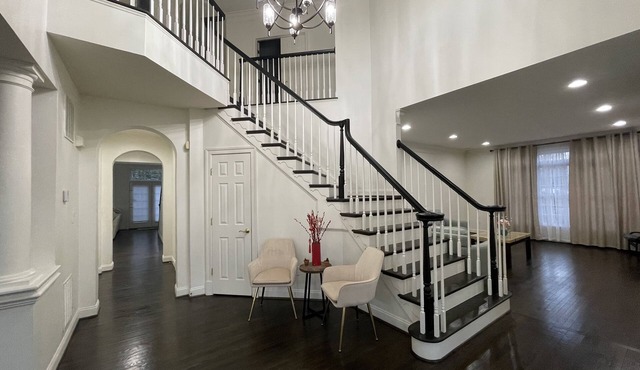 Big Spacious modern house,15 min from DC, GMU, Tyson's Corner in Springfield