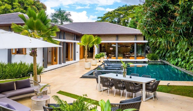 Brand New-5 Bed/Walking distance to the beach-Chef and butler included!