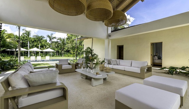 Brand New 6 Bedroom Villa w/Chef included! Steps from the Beach!
