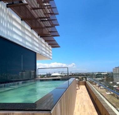 Brand new, with private Jacuzzi