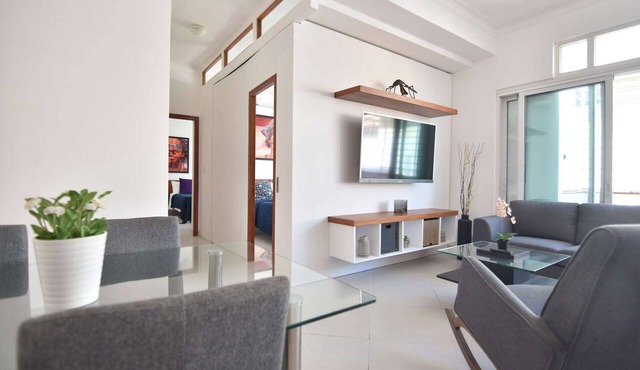 Bright & Clean 2BR in BEST Colonial Zone Location