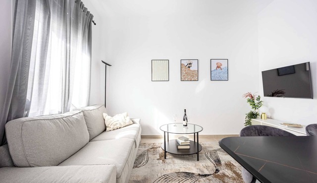 Bright Cozy 2BR l Private Balcony & Work Corner in Athens