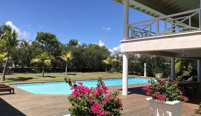 Bright, fresh summer villa, superpool, maid/butler