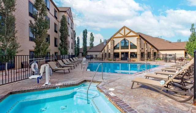 Bryce Canyon Hideaway! Free Breakfast, Outdoor Pool, Free Parking! in Bryce Canyon City