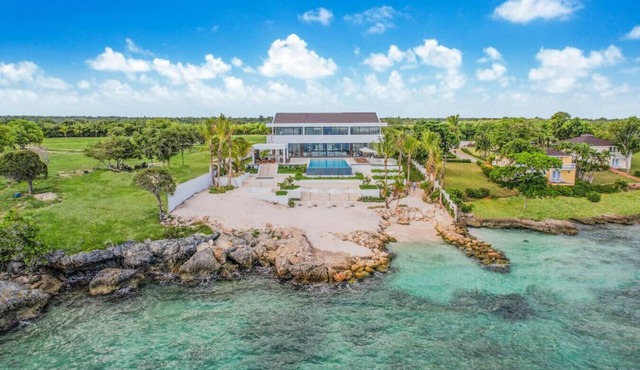 Caleton 24: Amazing ocean front villa w/beach, pool, full staff & golf carts