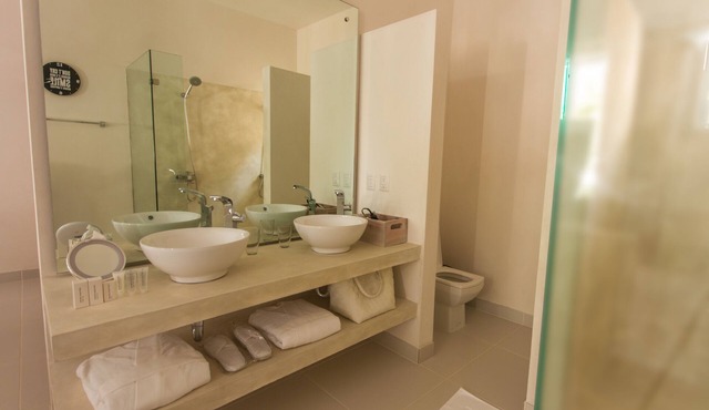 Casa-22: 6 Suites, Pool & Chef Service,Steps from Beach,AC, Wifi, Maid, Security