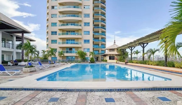 Centrally located apartment in front of the sea