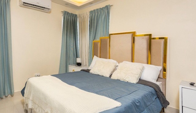 Charming 2-bedroom building in Tranquil Santo Domingo Este with AC
