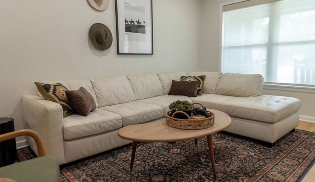 Charming 2-bedroom 2-bath house close to Texas State University and the River in San Marcos