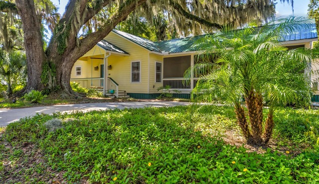 Charming 2BR Uptown Cottage - Artsy & Vibrant! in St. Augustine