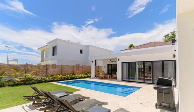 Charming 3-bedroom villa in wonderful Ocean Village with Pool & BBQ