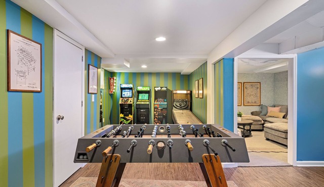 Charming 4-bedroom house. 16 guest, hot tub, sauna, fire pit, arcade, game room in Overland Park