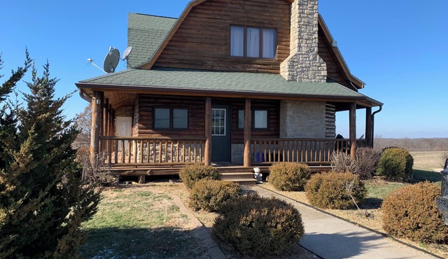 Charming 4-bedroom Sleeps 10 lodge with AC and WiFi in welcoming Nebo in Nebo