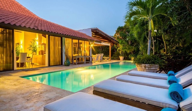 Charming 5 bedrooms near beach. Full staff & golf cart included