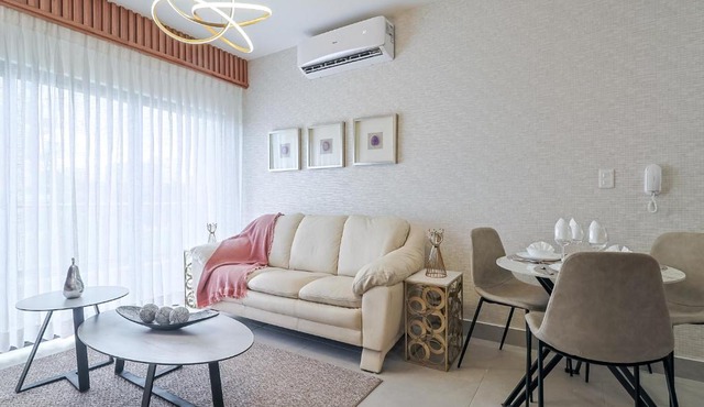 Charming City Center Apt, Pool