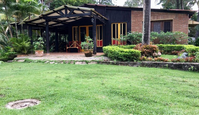 Charming country house with 4 bedrooms and WiFi, AC in fabulous Hato Damas
