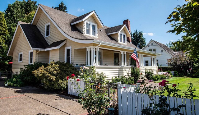 Charming Two-story 1940s 4-Bdroom home, 10-15 min. from University of Oregon in Eugene