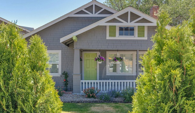 Cheerful 3-bedroom with free parking on premesis in Reno