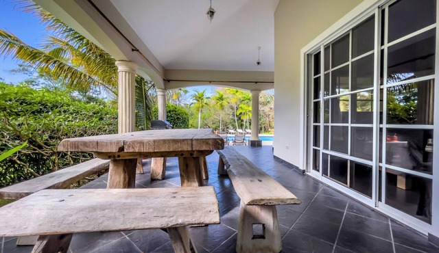 Cheerful villa with pool minutes from city center. Only 10 mins away from POP