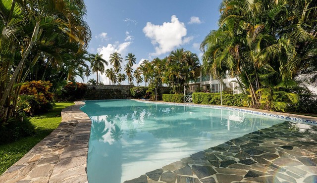 Chic-1 bed apt inside lux condo w/wifi, AC, pool, tropical gardens!