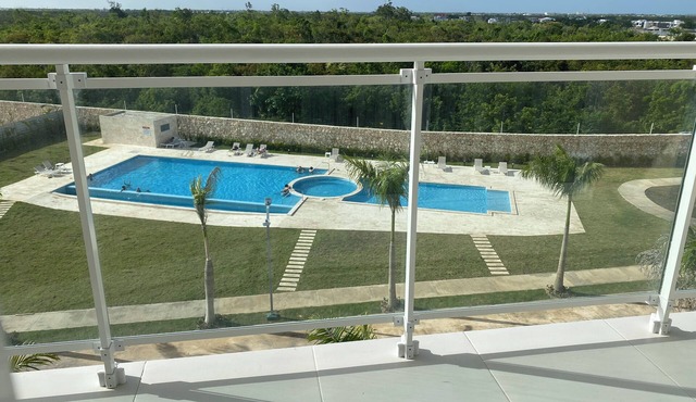 Chic 1-bedroom condo Pool, Balcony & Tropical Vibes.