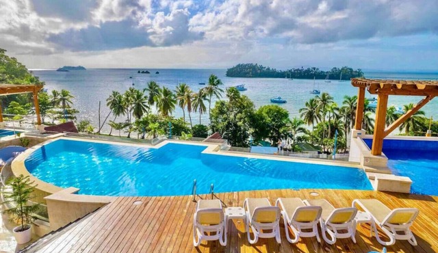 Chic Studio with King size Bed, Balcony with Spectacular Bay View, Pool, Full AC