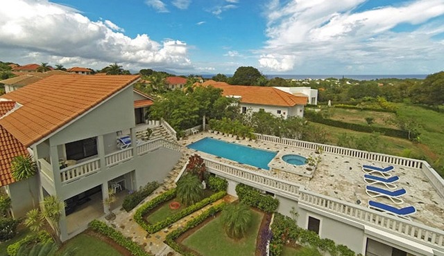 Chica-friendly 4BD villa with pool/tennis/basket/soccer, near clubs and beach