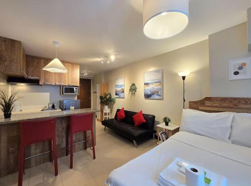 Citispace 1BR Condotel Suite at Ridgewood Towers Near BGC Airport #RW16A