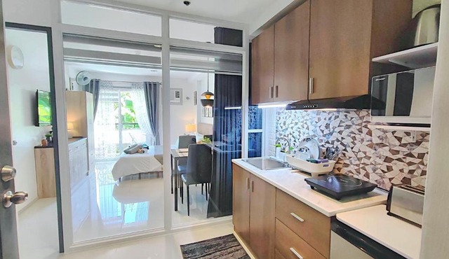 CityCondo, 2nd Floor, 30 sqm, near CPU, balcony and parkview, Fiber-WLAN 62Mbts, Netflix, YouTube, free parking in Iloilo City