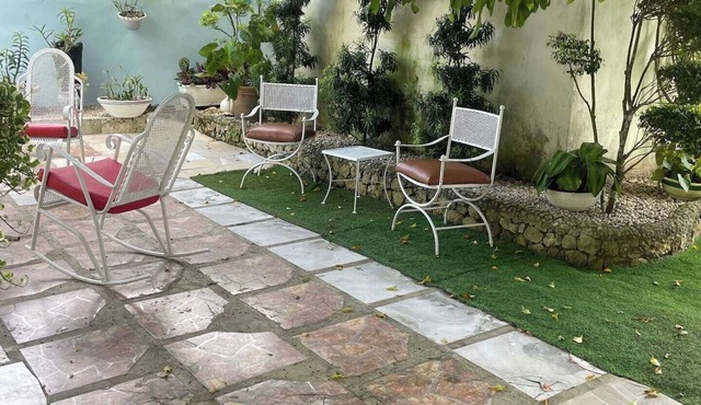CLASSIC 1970'S STYLE HOUSE NEXT TO THE BEACH