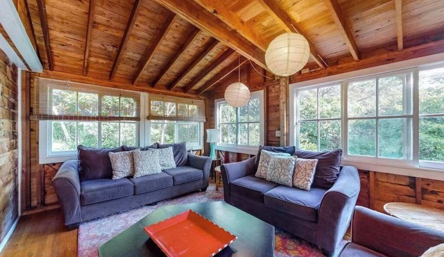Classic Cape home with full kitchen, W/D, firepit & gas grill - walk to beach in Aquinnah