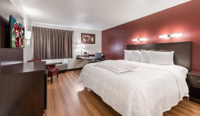 Clean Renovated Space for Travelers with Free Parking Near Attractions in Columbus