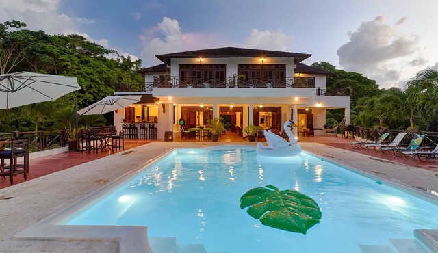 COLONIAL STYLE BEACHFRONT VILLA 4-10 People