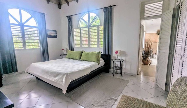 Colonial Villa Master Bedroom +Private Bath/Tub