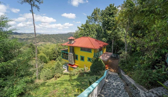 Color's Village, 3 bedroom vibrant colors chalet with stunning Mountain View!