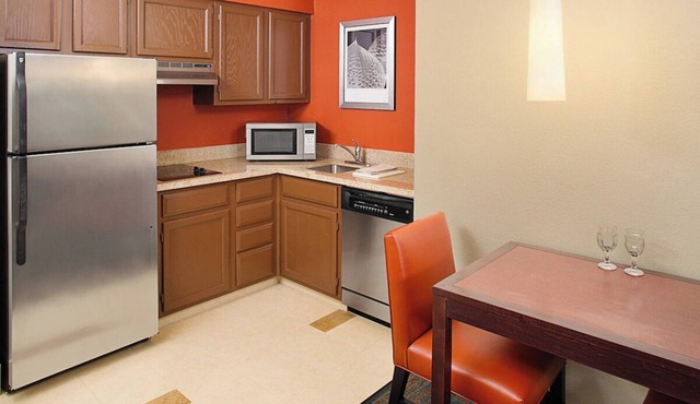 Comfort and Convenience: 2 Studio Queen Rooms w/Kitchen + Free Breakfast in Livonia