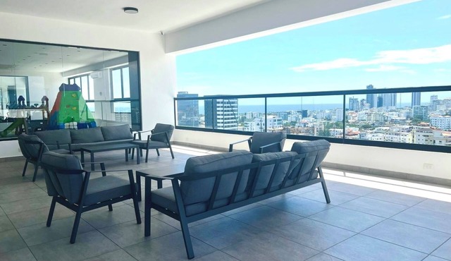 Comfort & luxury 2-bedroom Apartment HIGH FLOOR withPOOL/WIFI/GYM with 2Parking