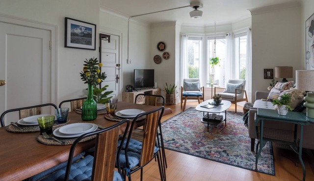 Comfortable Ballard Farmhouse, 2BR + Loft, Easy Access to Downtown Seattle in Seattle