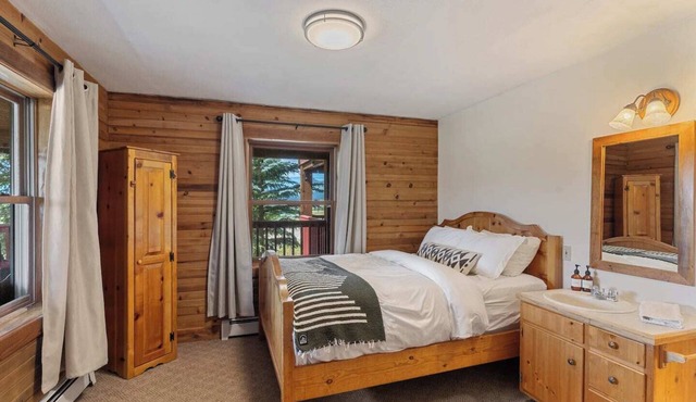 Comfortable private queen room in the True North Adventure Lodge. Includes a queen bed, private ensuite bathroom, and access to shared amenities like the kitchen, great room, and hot tub. Great for couples or solo travelers. in Clark
