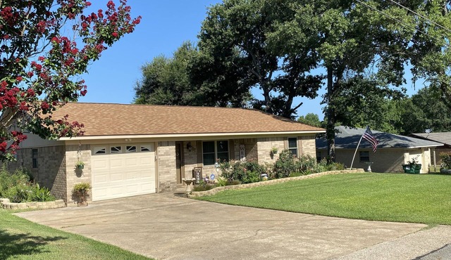 Conveniently located 3 bedroom, 2 bathroom home, 5 minutes from downtown. in Palestine