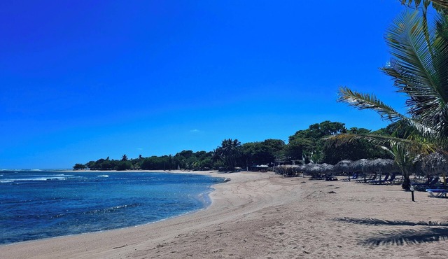 Costambar Ocean Breeze - Beachfront Apartment With Pool