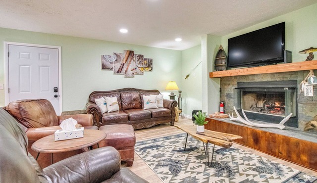Cotter Home w/Deck ~ 1 Mi to Big Spring Park! in Cotter