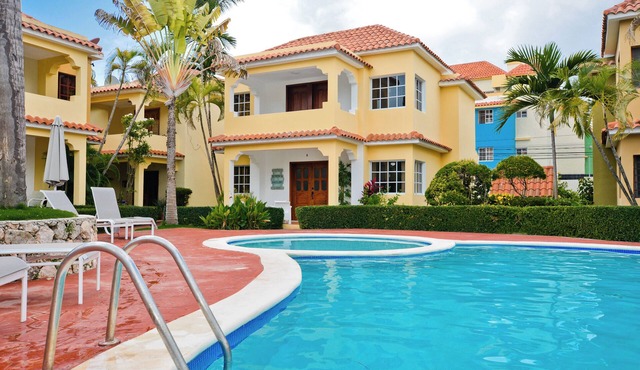 Cozy 3-bedroom 2-level Villa