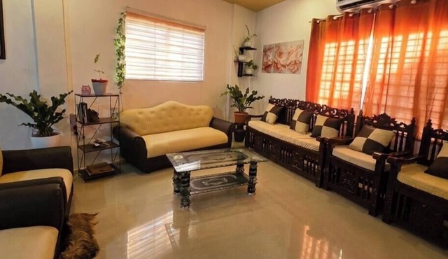 Cozy 3-BR house. 15 pax. Fast WIFI. Near Iloilo airport. Pet friendly