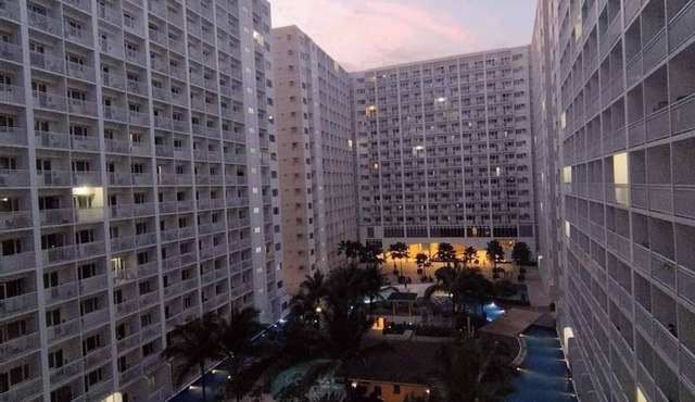 Cozy building with AC and WiFi in welcoming Pasay