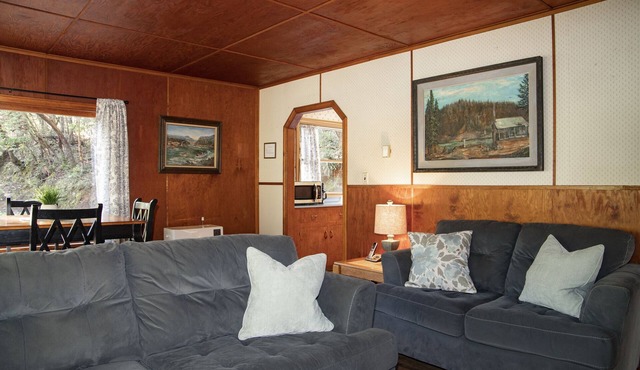 Cozy, Country Cottage Near the Rogue River in Merlin