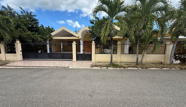 Cozy 3BR Gurabo home with projector, A/C, near trails, dining & The Monument.