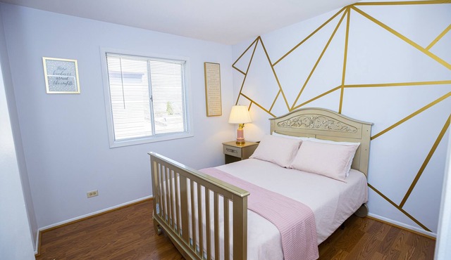 Cozy home, 4 bdrm, 2.5 bath, fenced backyard, pet friendly, desirable location in Vernon Hills