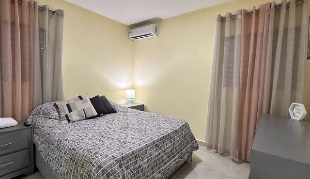 Cozy Home, close to the beach, great for couples, fam & remote workers!
