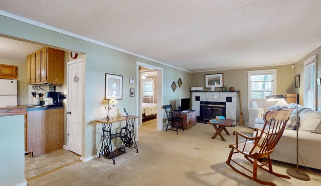 Cozy home with lake front property, views, bbq, dock, kayak, wifi, TV, w/d in Castleton
